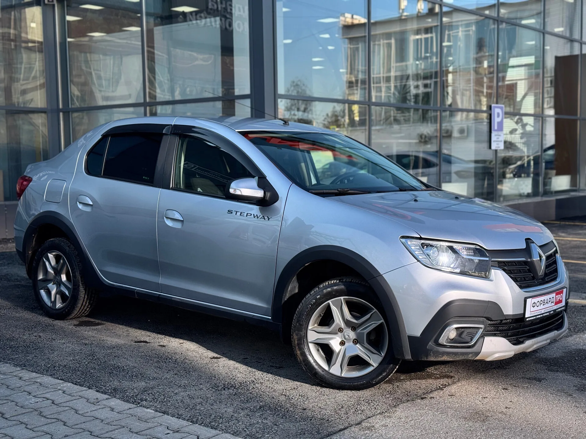 Renault Logan Stepway 1.6 MT (113 л.с.), 2021, фото 1