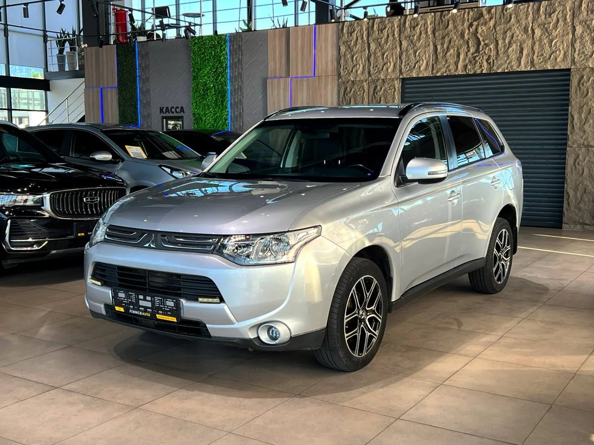 Mitsubishi Outlander 2.4 CVT (167 л.с.) 4WD, 2013, фото 1